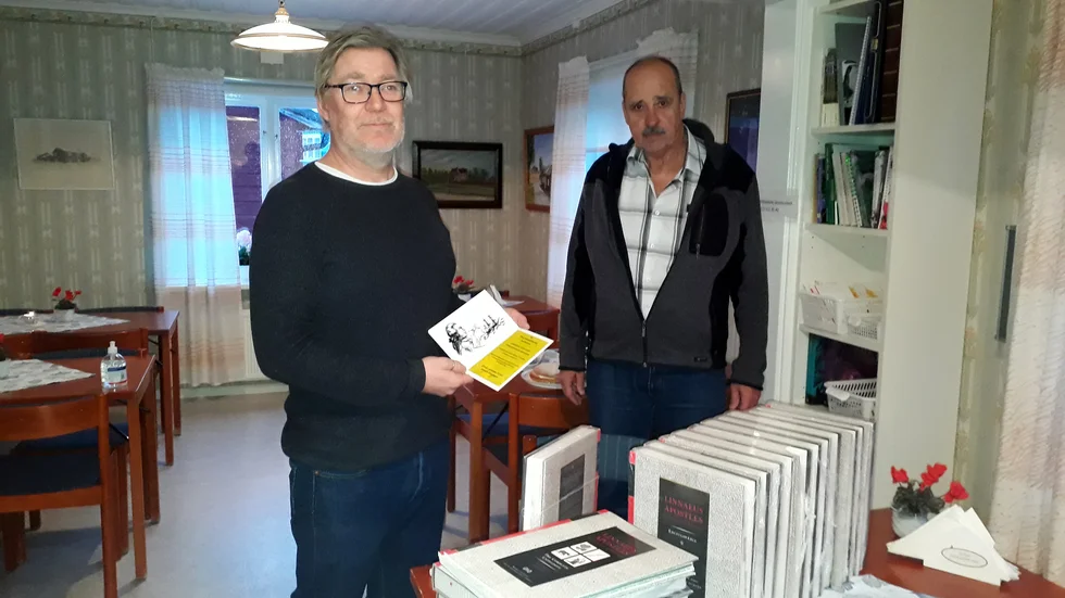 Bibliotekschef Johan Söderberg och ordförande Dan Svedberg var mycket nöjda när de hade packat upp böckerna.
