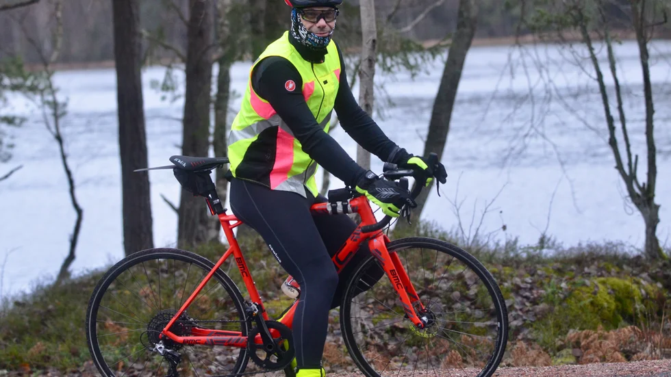 Ställ inte undan cykeln nu. Robert Berg är hängiven vintercyklist. Han påpekar att det inte behövs så fin utrusning som denna cykelcross. Men bra grejor höjer upplevelsen – från lagom varma skoskydd och uppåt.