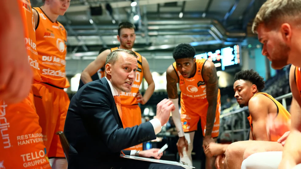 Mikko Riipinen och Dolphins inleder semifinalspelet hemma på fredag.