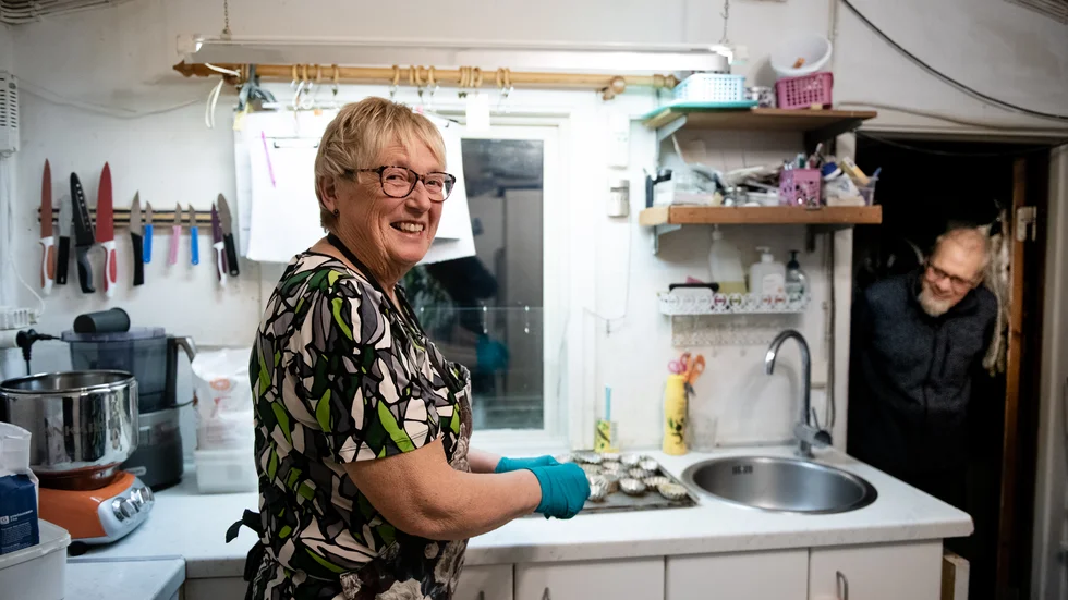 Monika Eriksson tillbringar tisdag till och med fredag i bakstugan som är precis lagom stor för en person. Hennes make Ingvar tittar in ibland.  