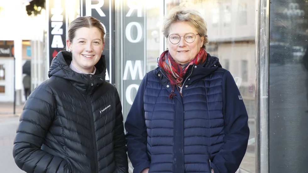 Emma Berglund och Åsa Bagger Hallsten är två av de många kvinno- och tjejjoursarbetare i Älvsbyn som jobbar extra hårt i veckan under Shine the Light. I var och varannan butik syns den lila färgen.