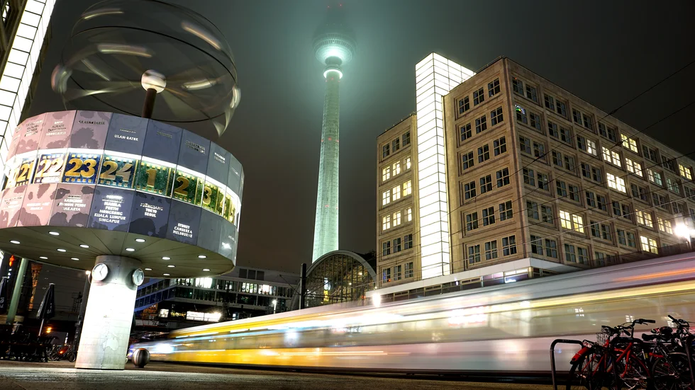 Tyskland skärper och förlänger de virusrestriktioner som gällt sedan mitten av december. Här rullar en spårvagn över ett glesbefolkat Alexanderplatz i Berlin.
