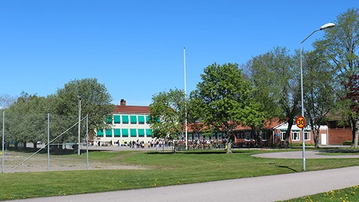 Harbo skola och förskola som ska renoveras, men nu skjuts återigen planerna framåt.  