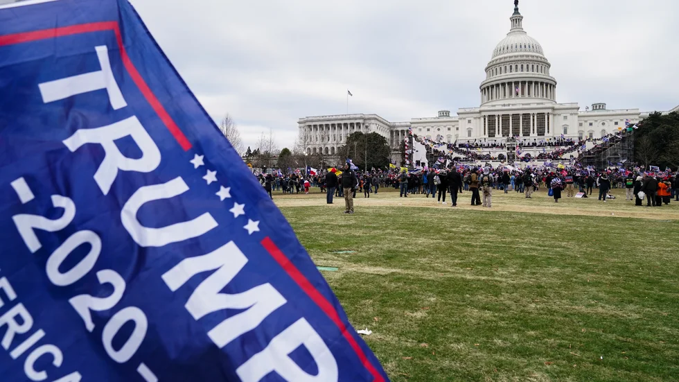 Donald Trumps antidemokratiska trupper attackerar kongressen. 