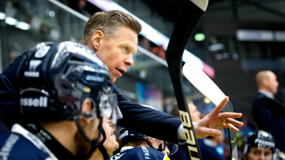 HV71:s huvudtränare Nicklas Rahm sitter säkert, enligt klubbens ordförande.