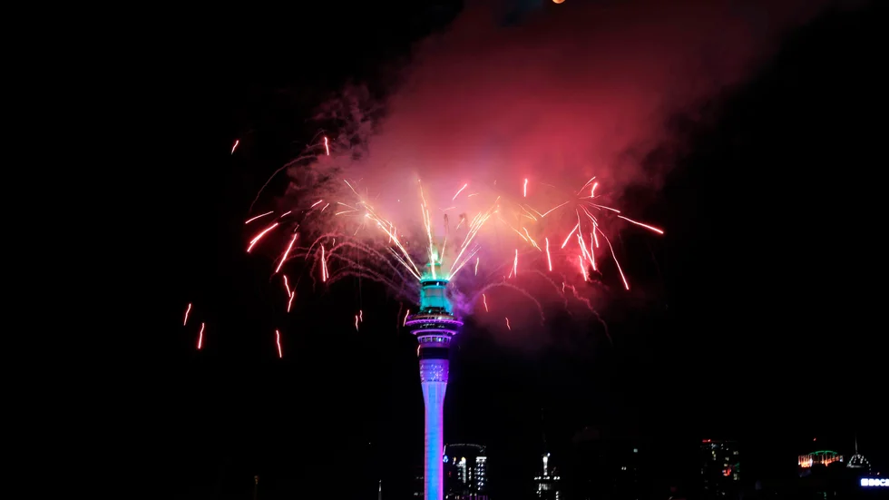 Fyrverkerier från Sky Tower i Auckland, Nya Zeeland.