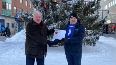 Prostataföreningen Norrsken får en gåva till cancerforskningen från Caravanklubb Norrbotten.