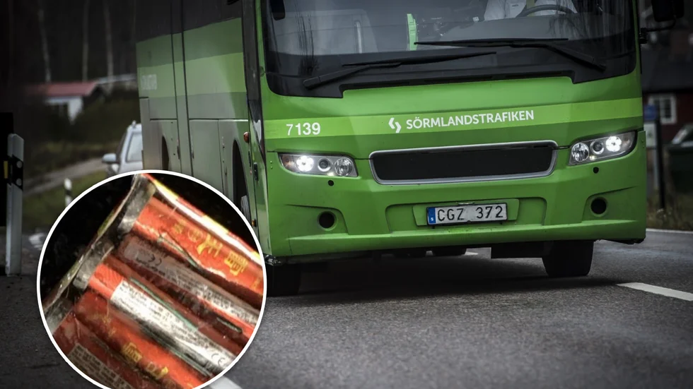 Bussföraren larmade polis då passagerarna började tända på smällare i bussen.