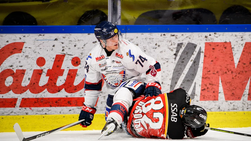 Petteri Nikkilä fick utvisning för tackling mot huvudet på Chris De Sousa.