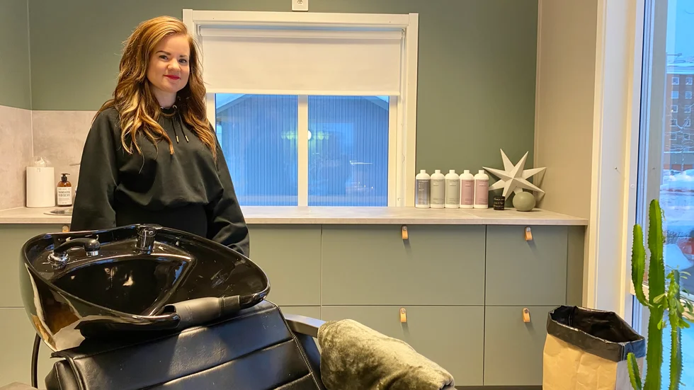 Under tisdagen öppnar Caroline Johansson salongen Feel free hair.