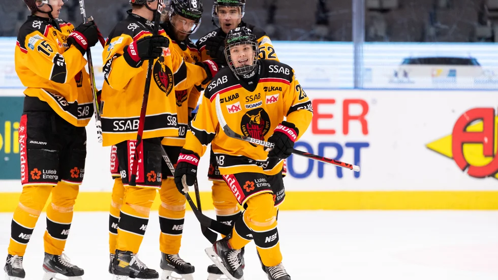 Fabian Lysell jublar efter sitt första SHL-mål. 