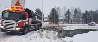 Gata avstängd efter vattenläcka