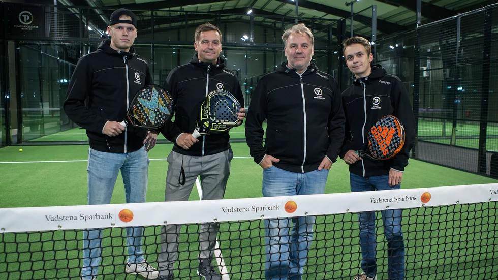 Delägarna för Tenaci padelcenter, Jens Larsson näst längst till vänster, drar i gång sitt seriespel i Vadstena på torsdagen. Med totalt 102 deltagande lag i serierna. "Ingen skillnad mot vanligt spel", säger Larsson.