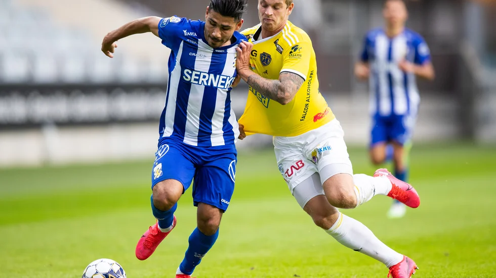 Mathisen i duell med Hosam Aiesh i IFK Göteborg. 