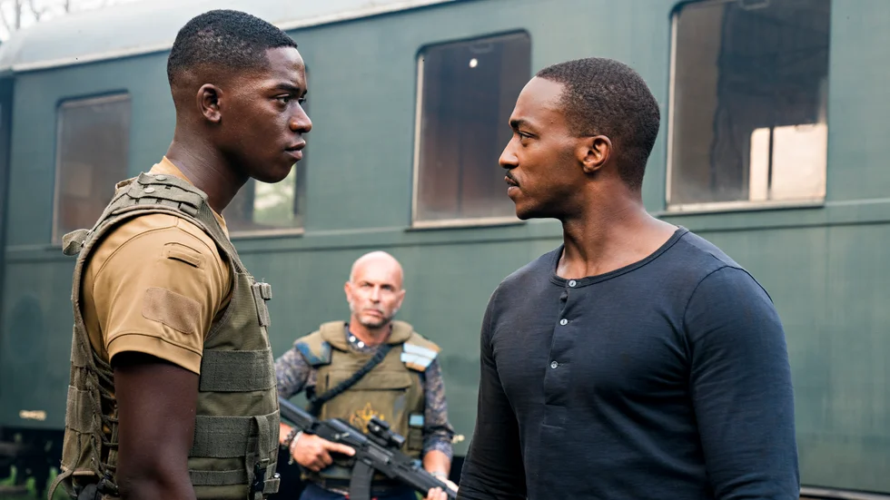 Damson Idris i rollen som Harp och ​Anthony Mackie ​som ​Leo i "Outside the wire". Pressbild.