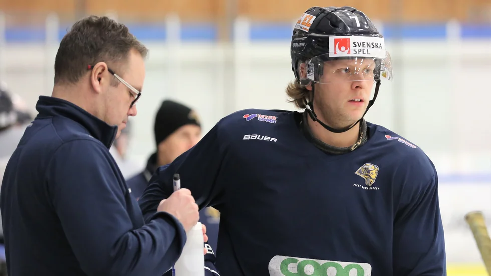 Lukas Carlsson blir kvar i Visby Roma.