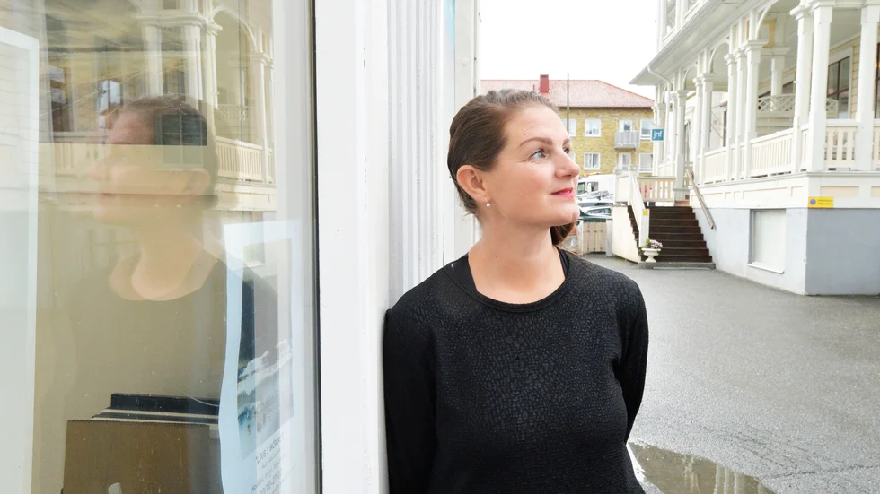 Åsa Wallmark har en egen färgpalett som beskrivs som monokrom och inte så färgstark. Den blir tydlig när hon ställer ut på Liljas konst och ram. 