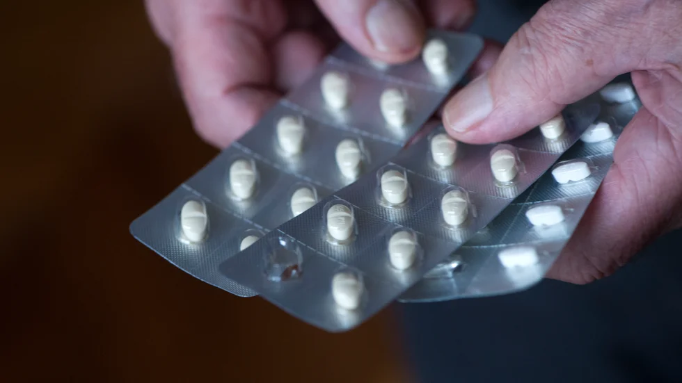Medicinkartor består mest av plast och ska därför sorteras som plastförpackning.
