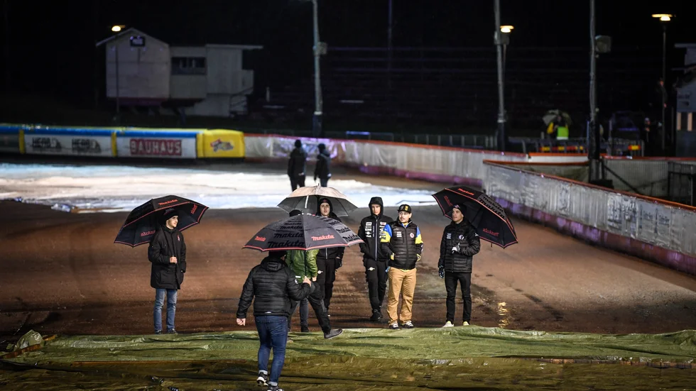 Regn försenar tisdagens första SM-final i bäst av två mellan Indianerna och Masarna i Kumla.