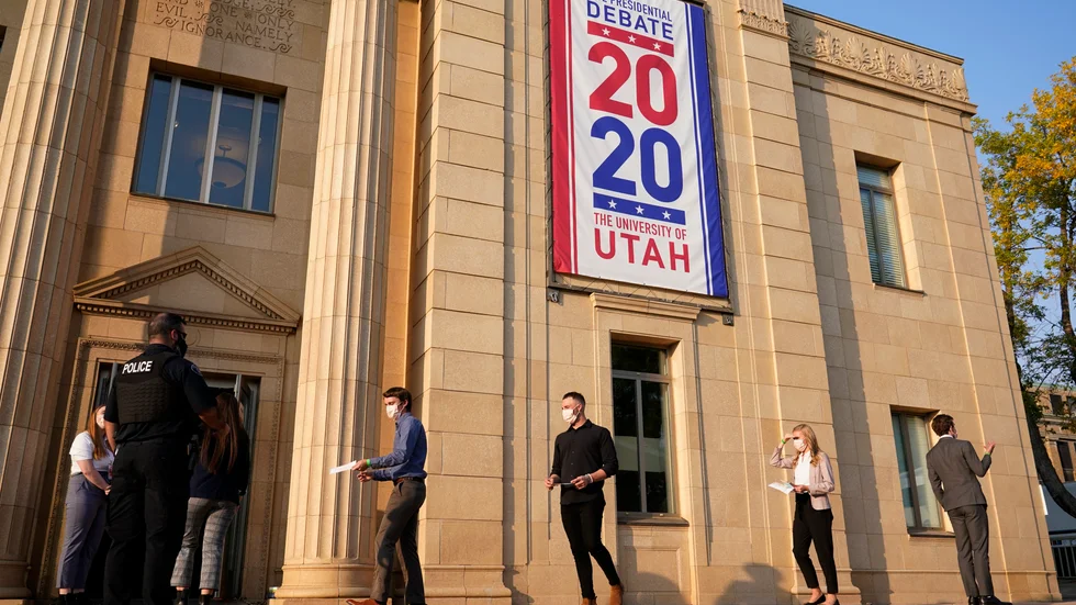 Publik går in Kingsbury Hall vid University of Utah i Salt Lake City, för att på plats se debatten mellan USA:s vicepresidentkandidater.