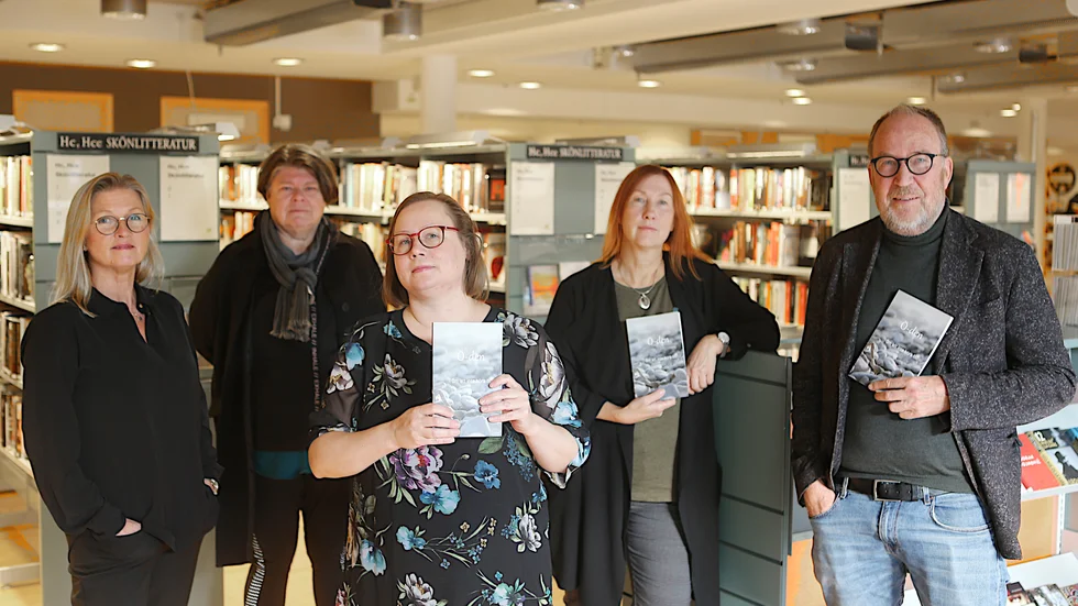 Skrivarkursen resulterade i en novellsamling. Från vänster syns Gunilla Johansson, Annica Jonsson, Päivi Karabetian (kursledare), Maja Markhouss och Bo Klintberg.