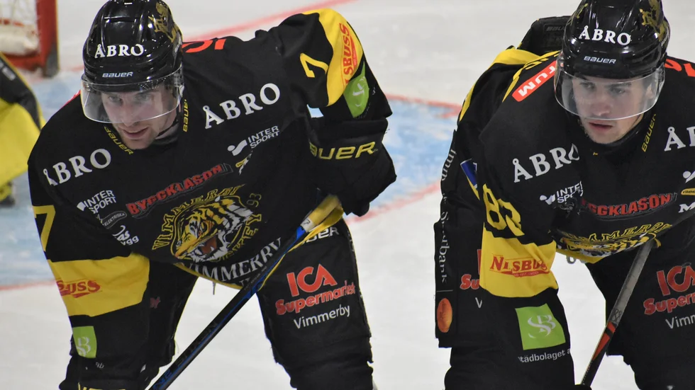 Jonathan Augustin, till vänster, lämnar Vimmerby Hockey.