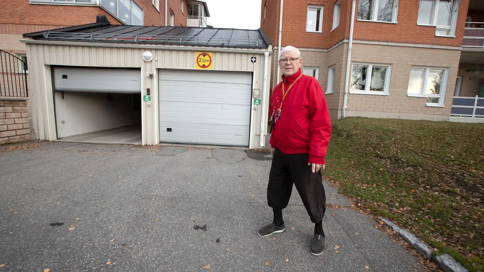 Här körde Tore Andersson in sin automatväxlade Honda CRV i lördags. När han senare på kvällen gick ned till garaget var bilen spårlöst borta.