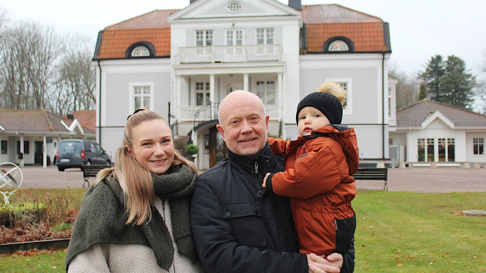 Familjen Carneteg har tagit över Starby hotell. Här syns Stefan Carneteg tillsammans med dottern Hilda Carneteg och barnbarnet Levi.