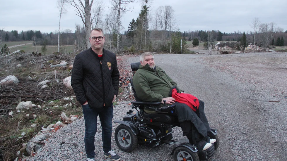 Olof Sandström och markägaren Tommy Persson är kritiska till Tierps kommuns handläggning angående användning av avfallsmassor vid ett skogsområde i Burunge utanför Vendel.
