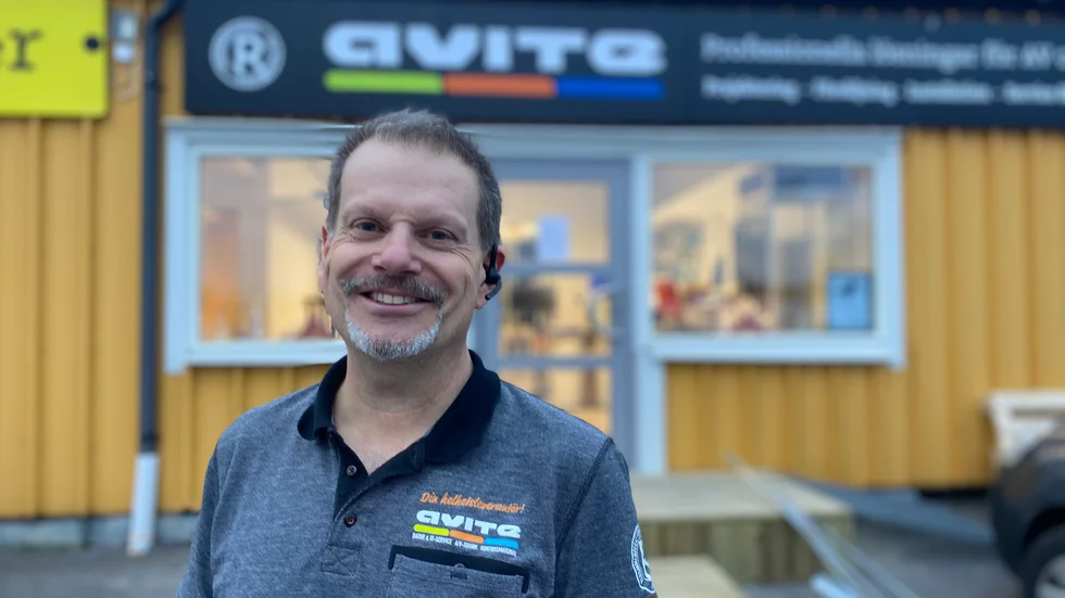 Niklas Nilsson på Avite AB med totalt tre anställda i Vimmerby och Kisa. Företaget är delägare i Nordway Store som tecknat ett omfattande avtal med LO och PRO. "Det är ett härligt avtal, sen får vi se vad det på sikt kan ge våra butiker i Vimmerby och Kisa, men får vi bara en del av de 15000-20000 nya kunder Nordway har som mål, kan det bli en rejäl ölkning även för oss" säger han.