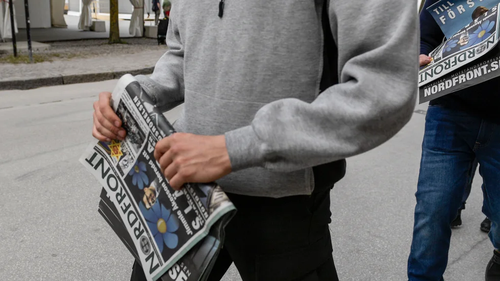 Medlemmar i nazistiska Nordiska motståndsrörelsen delade ut sin tidning Nordfront i Almedalen, juli 2017. Arkivbild.
