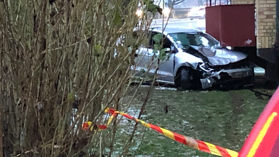Bilen kraschade in i huskroppen i Motala.