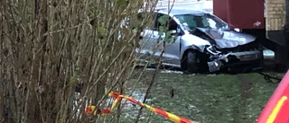 Bil körde in i husvägg – en person till sjukhus