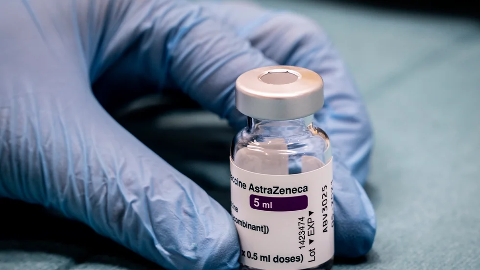 En dos av Astra Zenecas vaccin på en vaccinationsklinik i Köpenhamn.