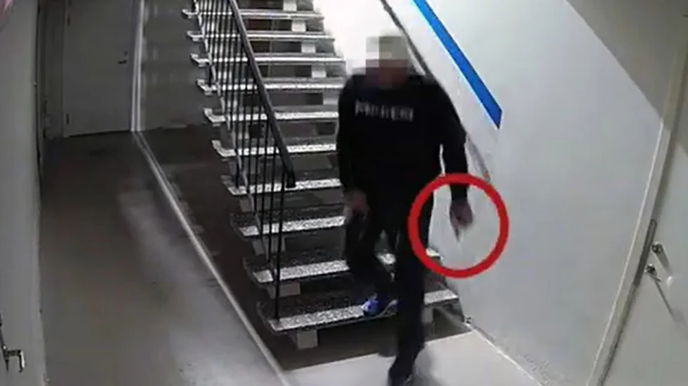 Här syns den misstänkte 46-åringen med vad som liknar en häftpistol i handen, nio minuter efter mordet som tros ha begåtts med en ombyggd häftpistol.