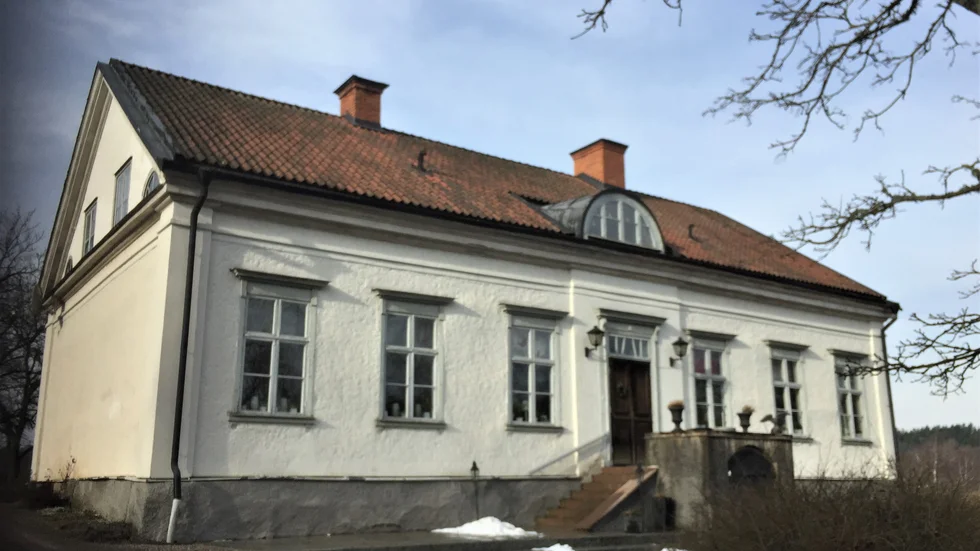 Herrsäters huvudbyggnad uppfördes 1819-22 i stram Karl Johan-stil av Linköpingsbyggmästaren Johan Holmberg efter fortifikationsofficeren A P Bomans mönsterritningar för översteboställen.