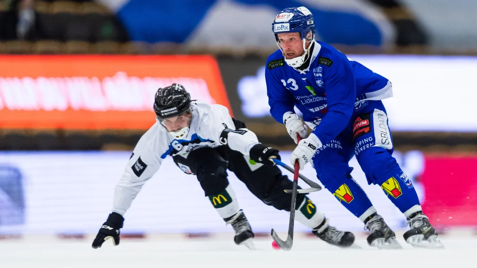 Sirius lagkapten Teemu Määttä påefterkälken mot Villas Johan Löfstedt. Villa hade bra utdelning i första halvlek och matchen var i praktiken avgjord redan efter 37 minuters spel.