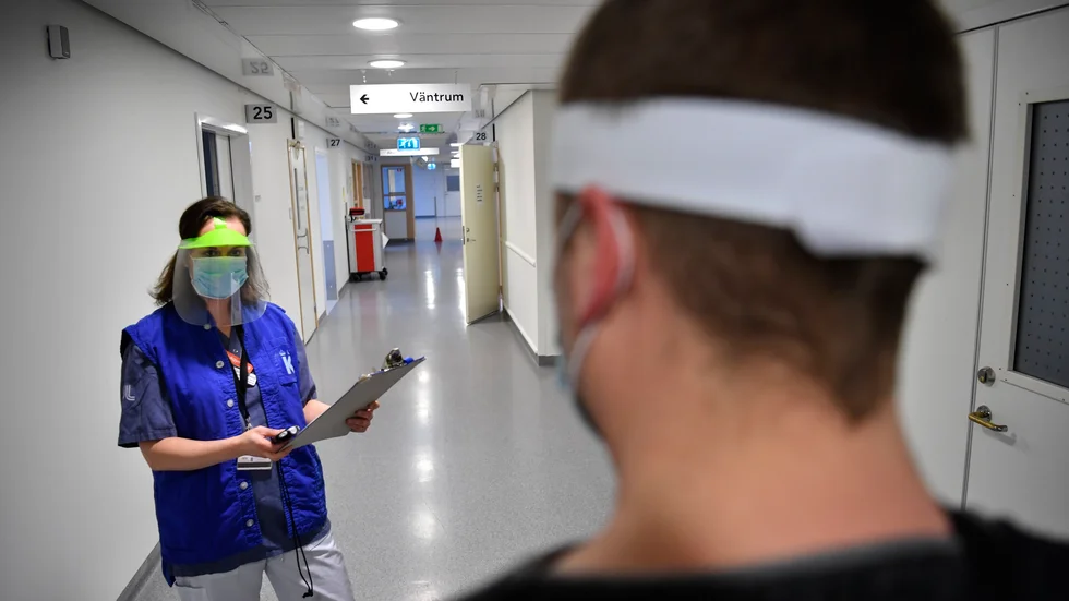 På Karolinska universitetssjukhuset i Solna finns en av få mottagningar i landet som tar emot långtidssjuka i covid-19.