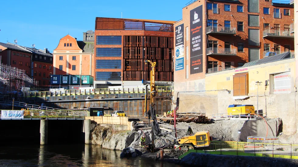 Arbetet med Yllefabriken 2 är nu i full gång. På en liten yta ska ett 17 våningar högt bostadshus byggas. En bra och stabil grund är grunden för att det ska bli bra.