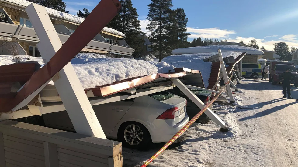 Flera bilar skadades när en carportlänga kollapsade på fredagen i Luleå.