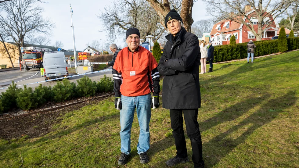 Owe Gustafsson och Sven Johnsson var två av många Sigtunabor som sorgset betraktade många fina gamla minnen gå upp i rök då aulan fick brinna ner till grunden under måndagen.
