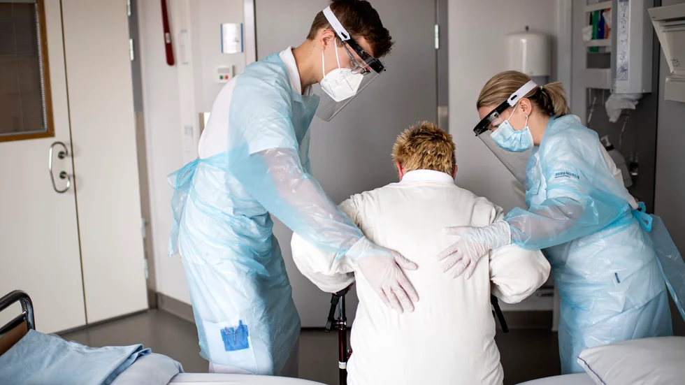 Under den pågående pandemin har det blivit tydligt vilken viktig roll fysioterapeuter spelar för patienters möjligheter att komma tillbaka till sitt liv efter sjukdom, skriver artikelförfattarna.