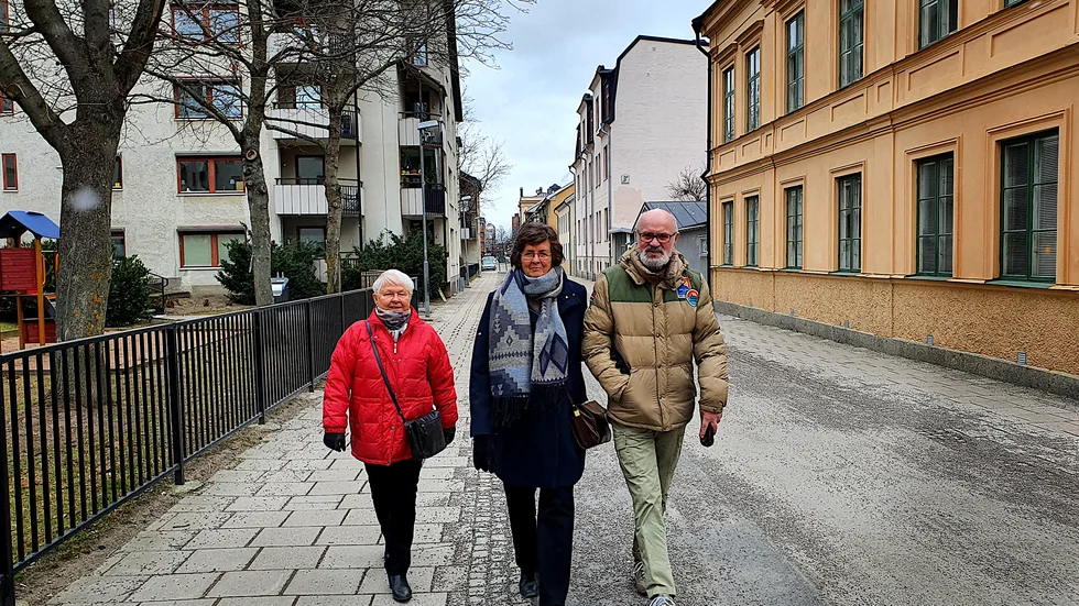 "Så många grupper i samhället har haft det svårt, förlorat sina arbeten och allt möjligt. Så varför skulle vi klaga?" säger 70-plussarna Kerstin Åman och paret Annica och Sven Jonsson.