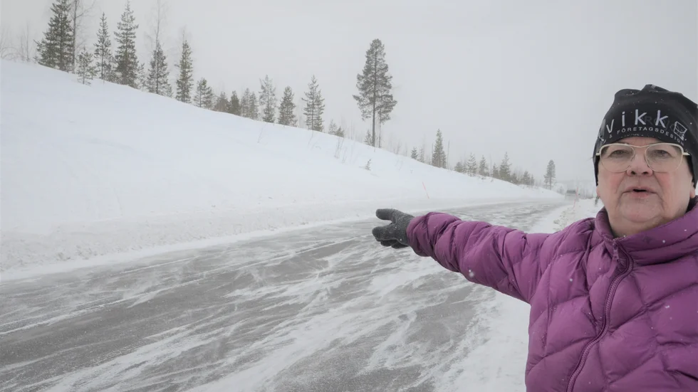 Diana Kvickström är mycket orolig för unga skoterförares säkerhet på den här platsen ett par kilometer söder om Jokkmokk.