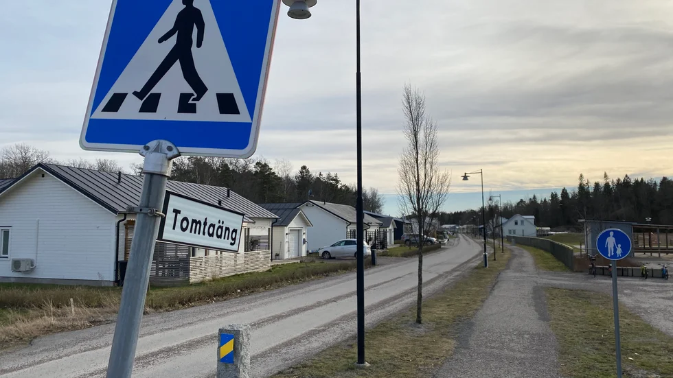 – Jag har räknat till att samma bil passerar uppemot åtta gånger på en och samma dag, men det körs också alldeles för fort, säger anmälaren. 