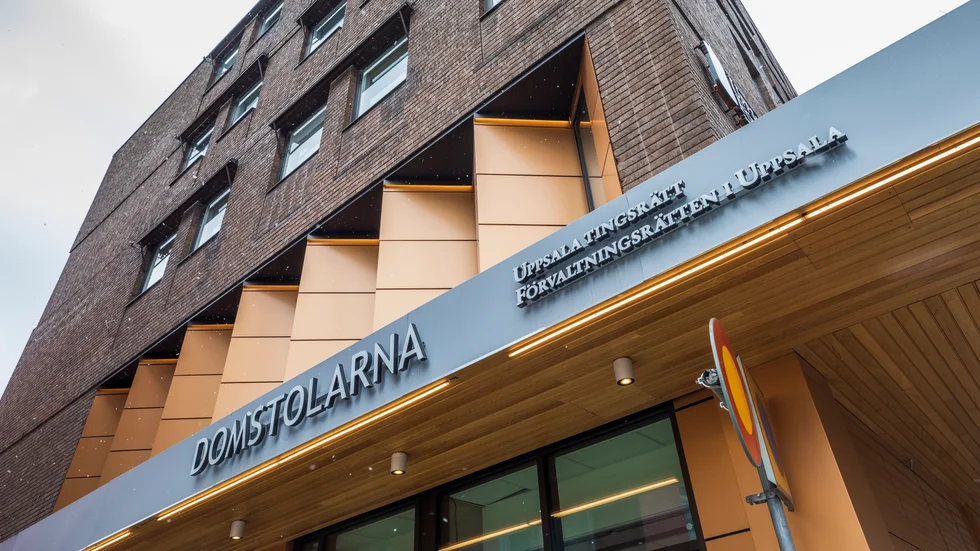 En man i 40-årsåldern åtalas för sexuellt ofredande av en kvinna. Det framgår av en stämningsansökan från åklagarkammaren i Uppsala.