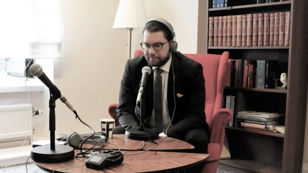 I början på juni medverkade SD: s ledare Jimmie Åkesson i Folkbladets podd "Widar Möter." Frimodigt högt i tak och tala med alla är Folkbladets motto. 