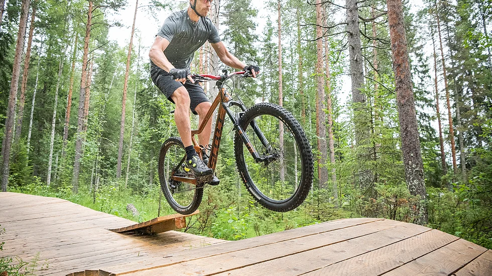 Rasmus Holmgård visar upp hoppen och träramperna som är byggda i skogen. 