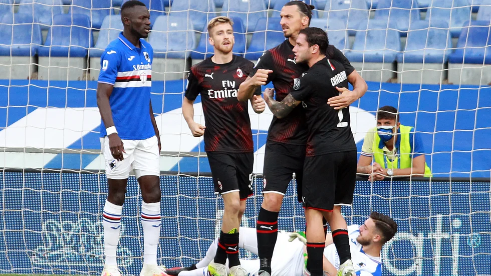 Zlatan Ibrahimovic kramas om av lagkamraterna efter 1–0-målet mot Sampdoria.