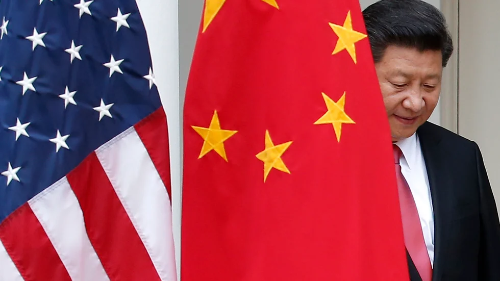 Kinas president Xi Jinping bredvid en amerikansk och en kinesisk flagga. Arkivbild.